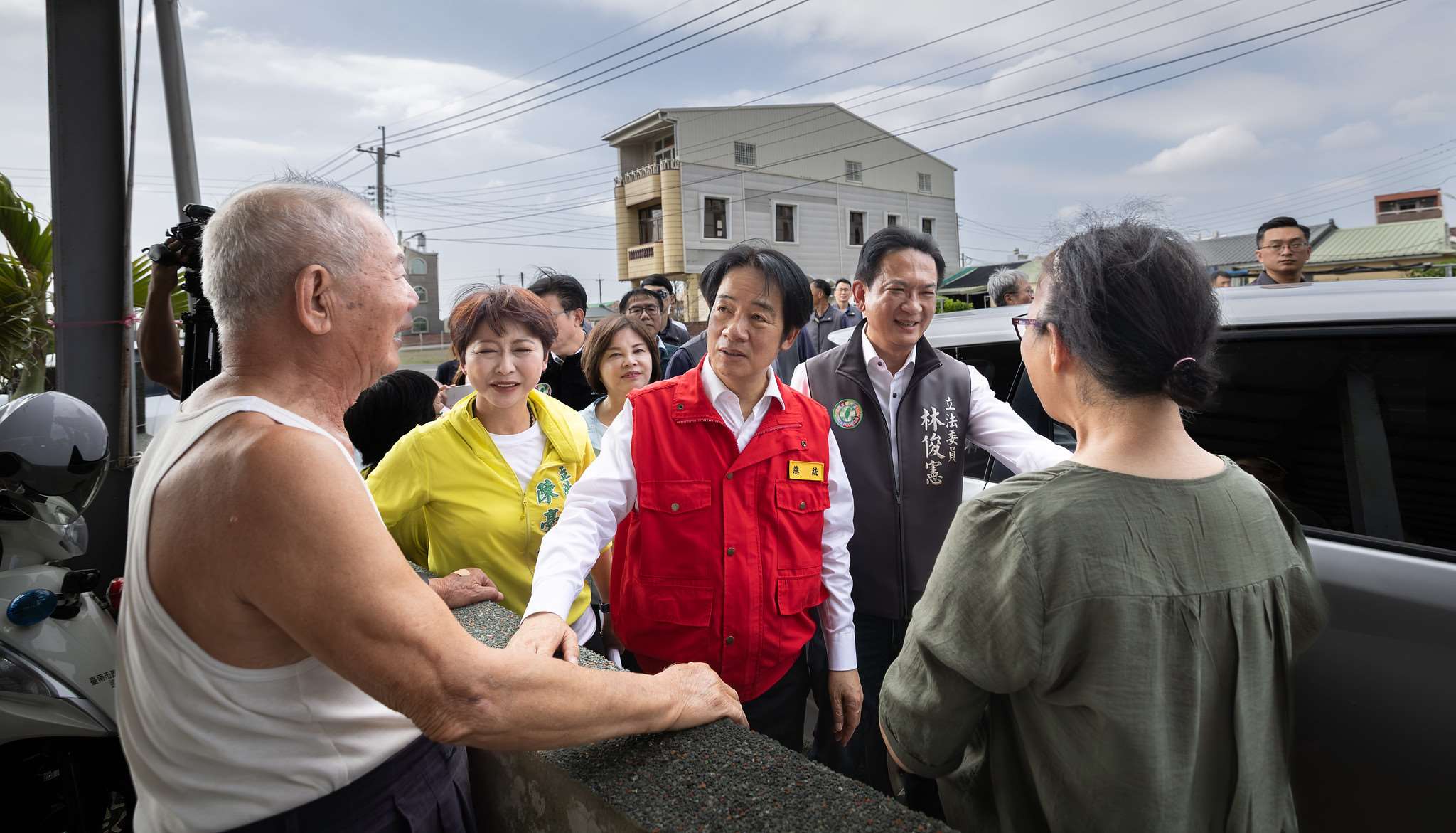 賴清德總統26日前往台南新營區關心丹娜絲颱風災後房舍修繕情形。(圖：總統府)