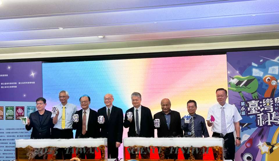 教育部次長劉國偉(右四)31日宣告第六屆台灣科學節將於11/8起跑。(楊雨青攝)