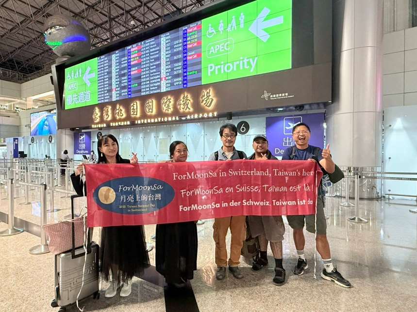 「月亮上的台灣」中秋節出發赴瑞士演出團員，左起黃雅美、桑梅絹、林育世、蔡清安、蔡子琪。(台日共丸聯盟提供)