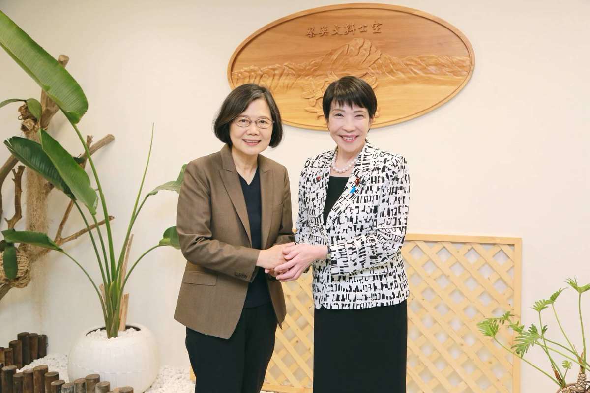 前總統蔡英文祝賀高市早苗當選自民黨總裁，並PO出舊合照。 (蔡英文X平台)