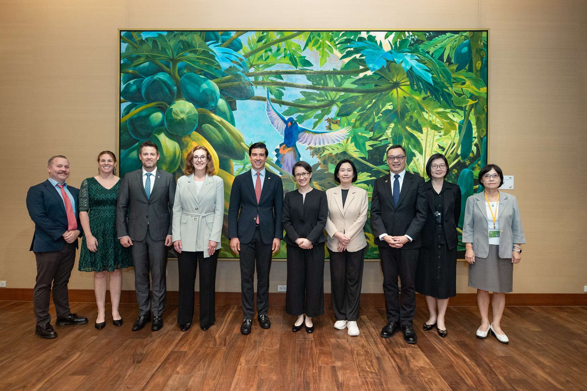 副總統蕭美琴(右五)1日上午在總統府接見美國農業部貿易及對外農業事務次長林德柏格(Luke Lindberg)(左五)。(圖：總統府)