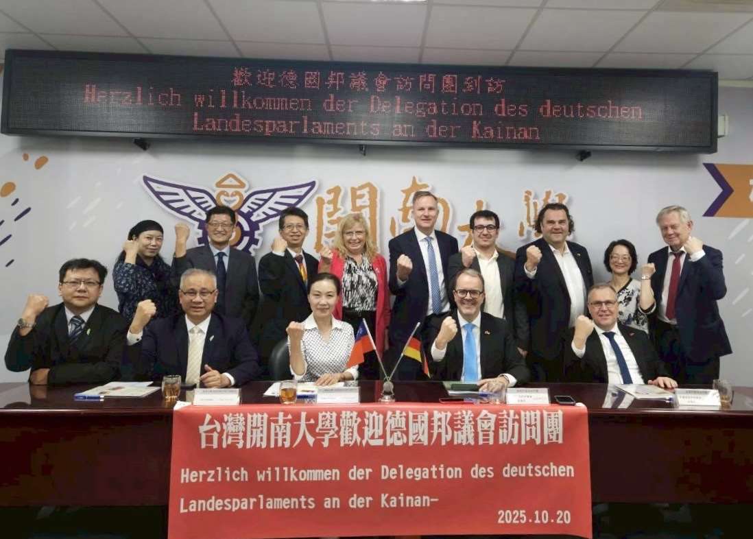 來自德國四個邦的跨黨派議員20日前往開南大學進行教育與學術交流。(開南大學提供)