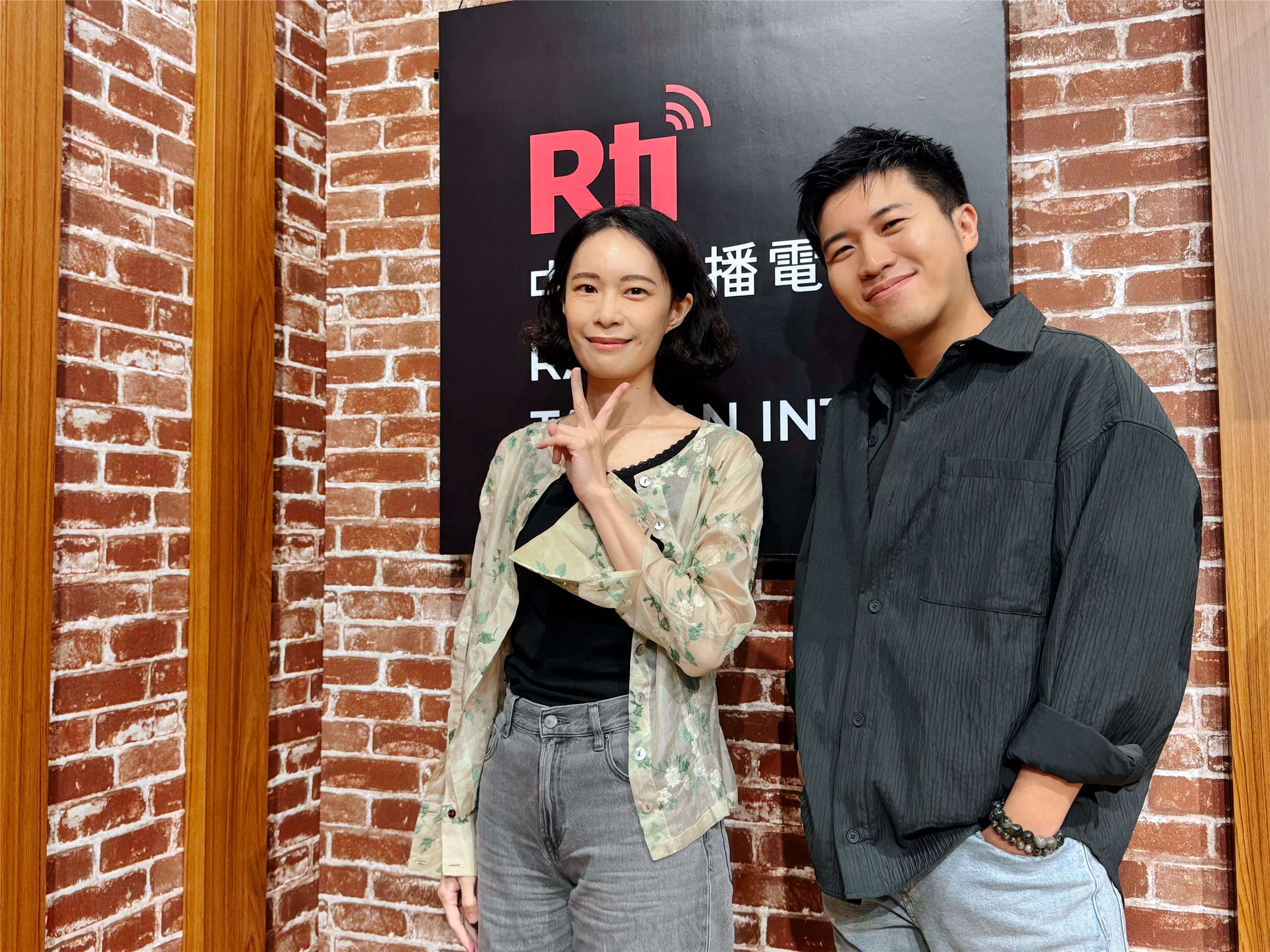 主持人內克與來賓楊斯琪（左）