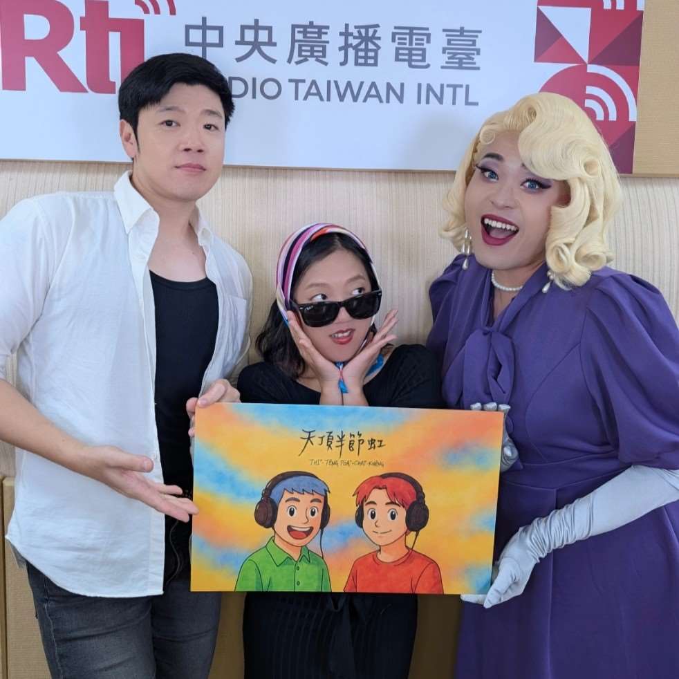 主持人亞特(左)、佑仁(佑仁娜，右)與來賓李竺芯(中)
