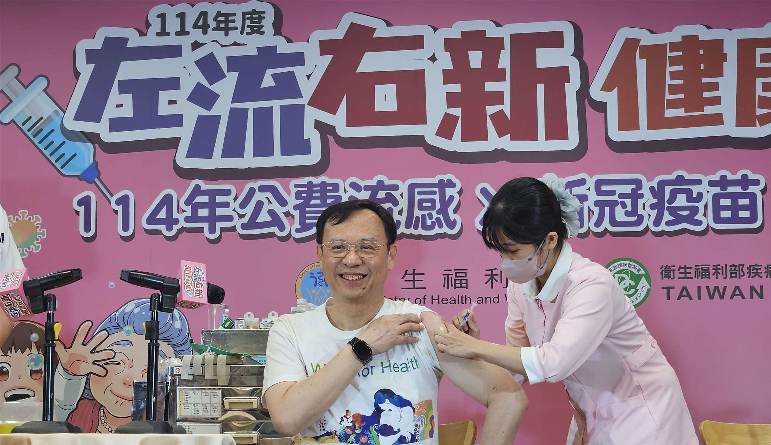 衛福部長石崇良1日挽袖率先施打「左流右新」。(劉品希 攝)