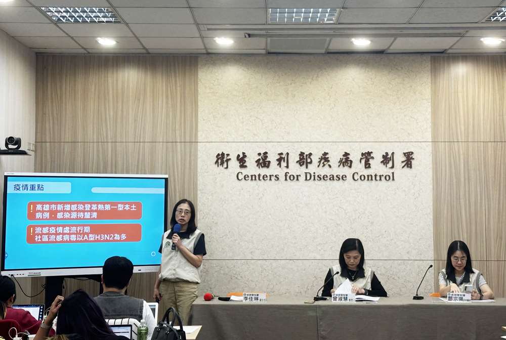 疾管署疫情中心副主任李佳琳(左)說明上週國內疫情。(楊雨青攝)