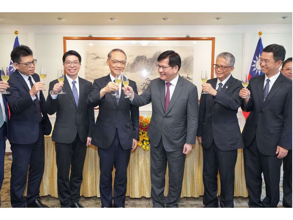 外交部與慈濟基金會日前簽署合作備忘錄，將以公私協力模式協助台灣積極參與國際合作 (圖取自外長林佳龍臉書)