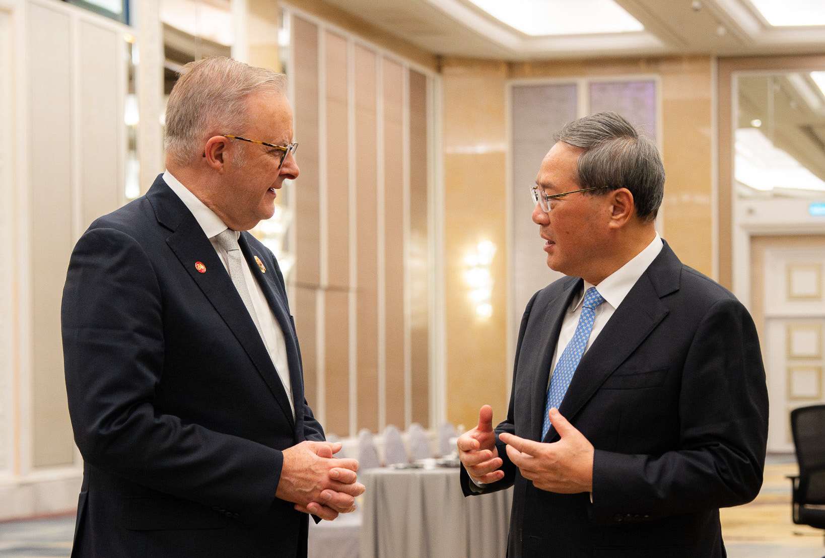 中國國務院總理李強與澳洲總理艾班尼斯(Anthony Albanese)27日在馬來西亞舉行的東協峰會場邊會談。 (圖:X@AlboMP)