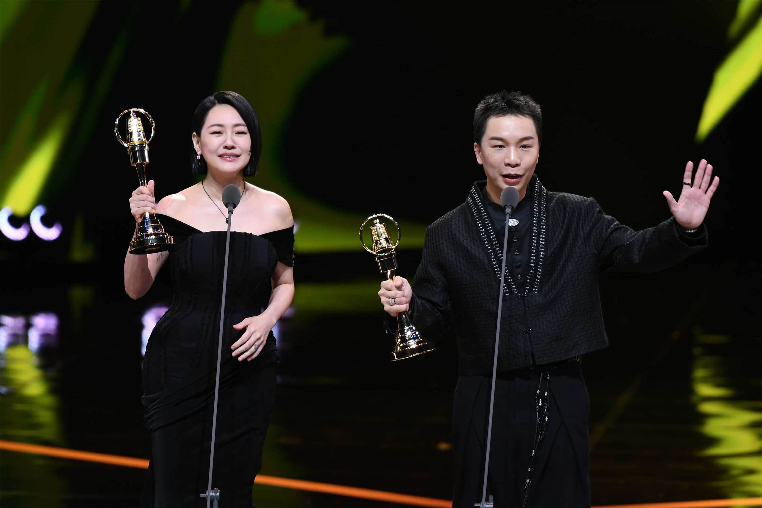 小S(左)、派翠克(右)以節目《小姐不熙娣》榮獲第60屆金鐘獎綜藝節目主持人獎。(三立提供)