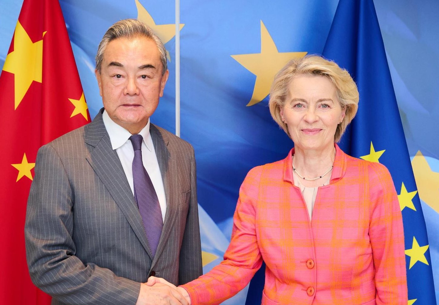 歐盟執委會主席范德賴恩2日在布魯塞爾會見中國外長王毅，之後她在X平台表示，中國在實現烏克蘭公正且持久和平方面具「關鍵責任」。 (圖:X@vonderleyen)