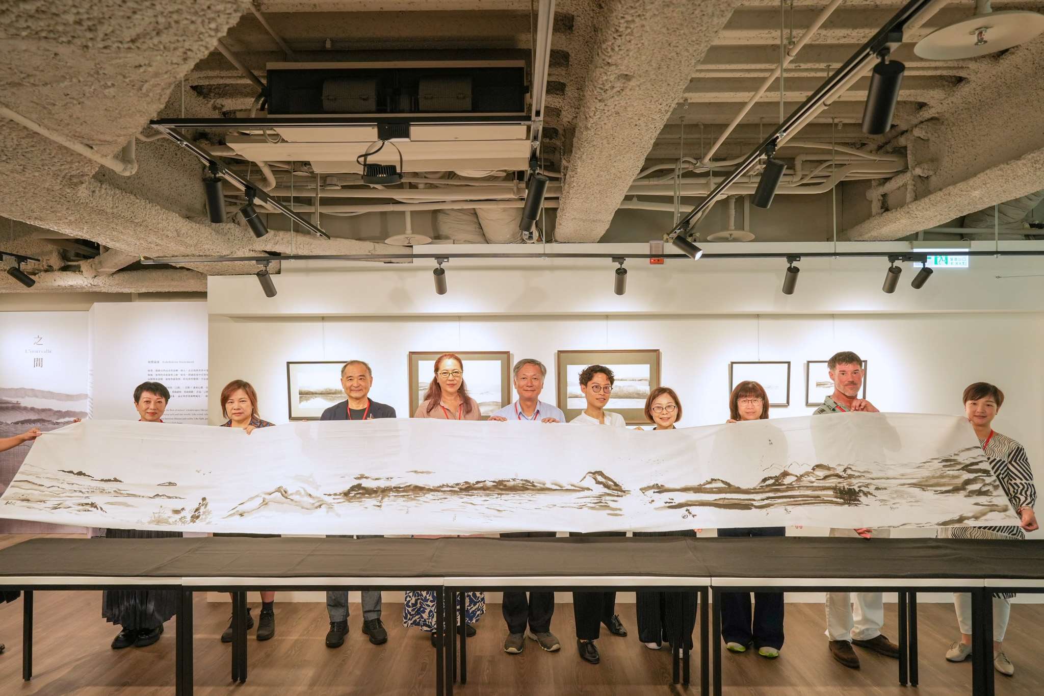 眾人共同完成長540公分的「靈性山水」長軸。(宗博館提供)