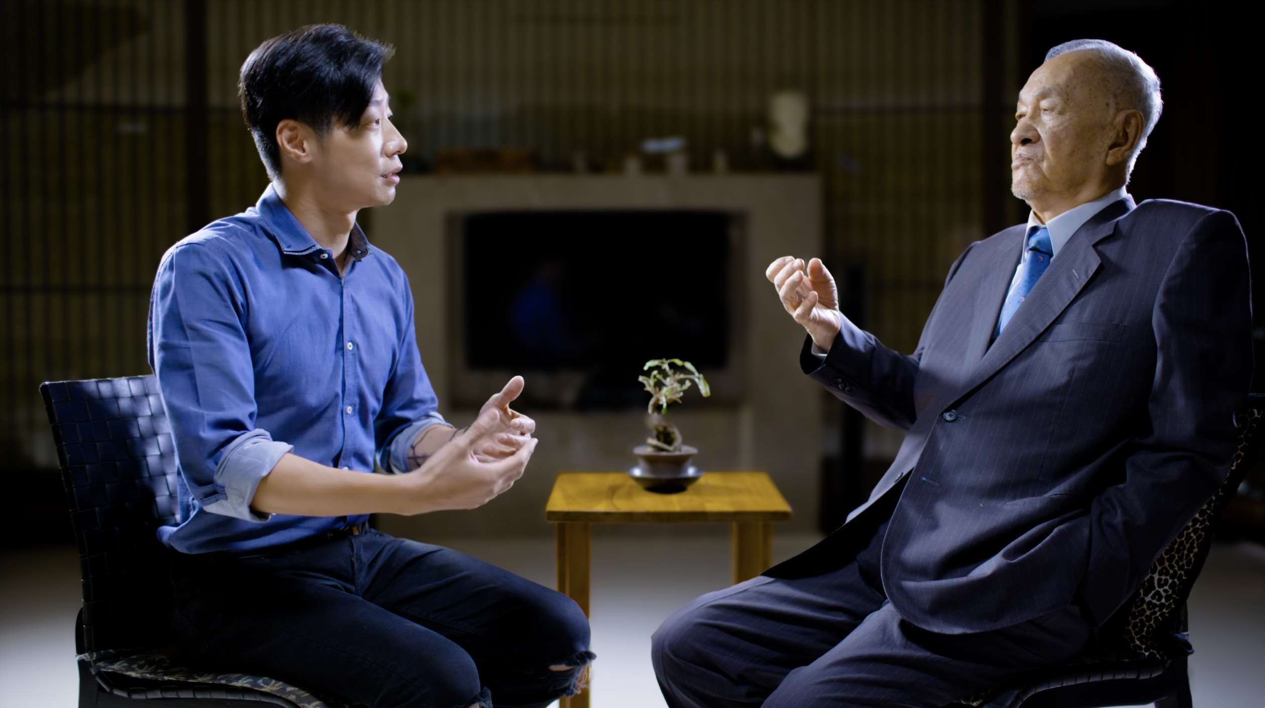 紀錄片「終戰那一天」請來當時擔任立委的現任駐芬蘭代表林昶佐(左)，訪談已故前總統府資政彭明敏(右)。(放假影像提供)