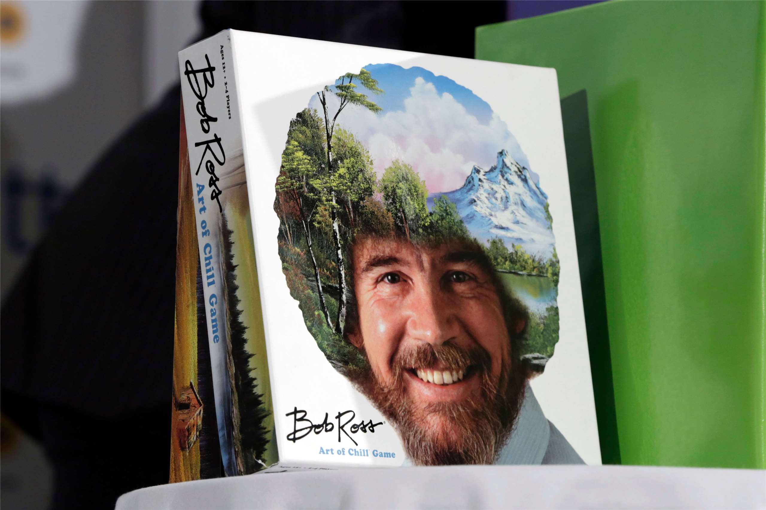 已故畫家鮑勃羅斯（Bob Ross）的教學節目曾在美國及世界各地電視台播出。圖為Big G Creative 公司推出的鮑伯·羅斯「放鬆藝術遊戲」。資料照。