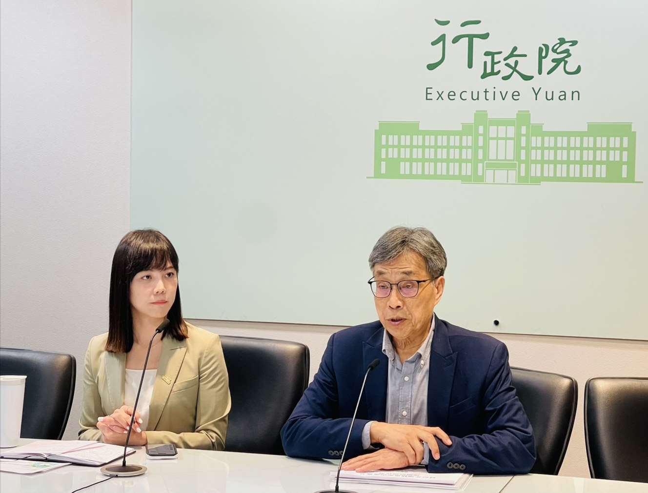 面對非洲豬瘟疫情，行政院22日下午召開「非洲豬瘟中央災害應變中心」會議，會後由行政院發言人李慧芝(左)及農業部長陳駿季(右)說明會議結論。(鄭佑漢 攝)