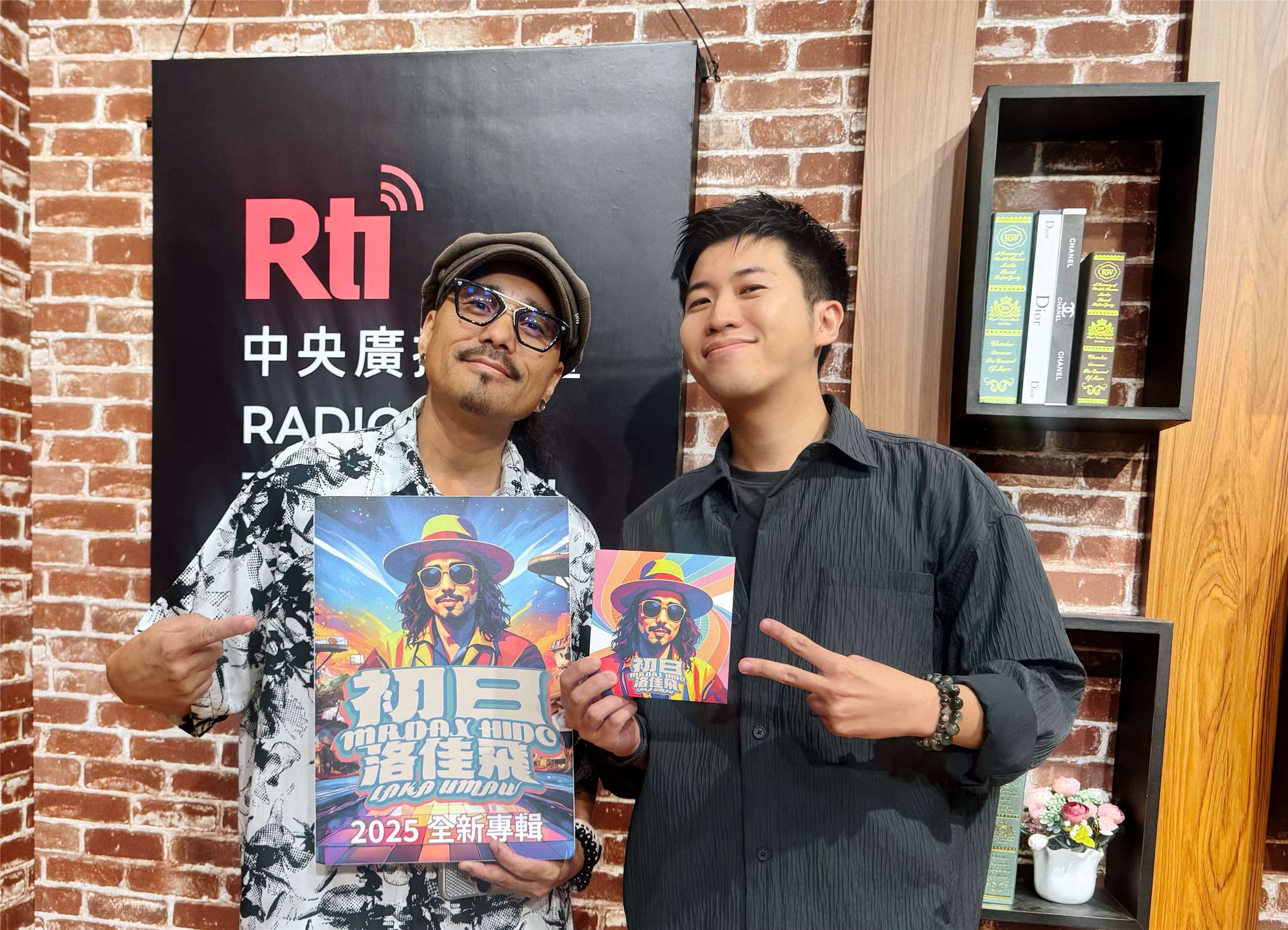 主持人內克與來賓洛佳飛（左）