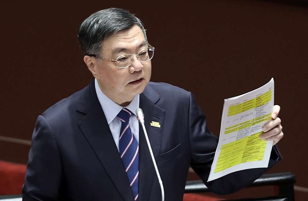 行政院長卓榮泰7日表示，政府推動「均衡台灣」的目的是協助財政能力較弱的地區發展，中央將調整分配權重，讓重大建設不受影響，也讓弱勢縣市不再被邊緣化。