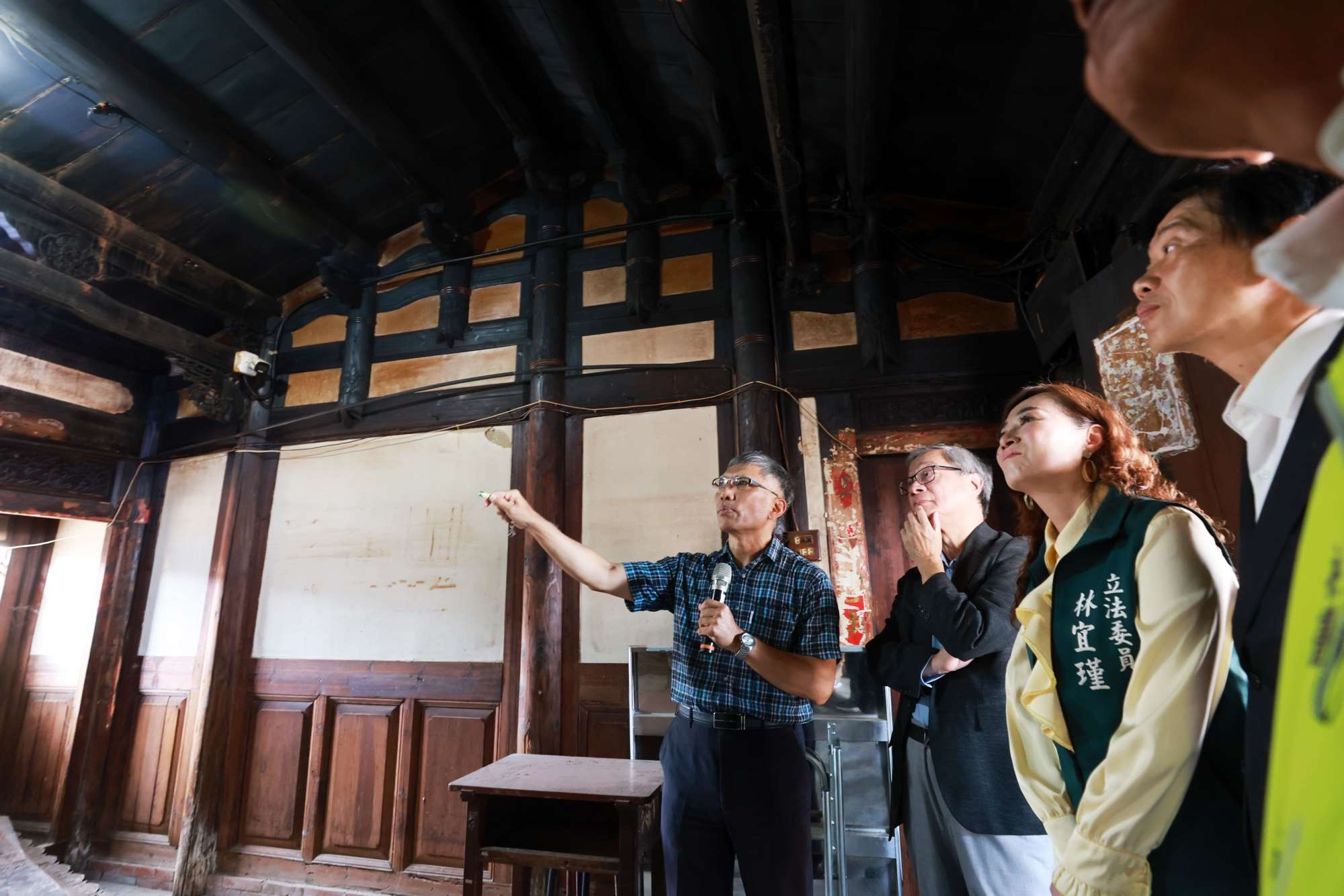 文化部長李遠(左二)29日南下台南，實地勘查受「丹娜絲颱風」與「0728豪雨」重創的文化資產災損與修繕情況。(文化部提供)