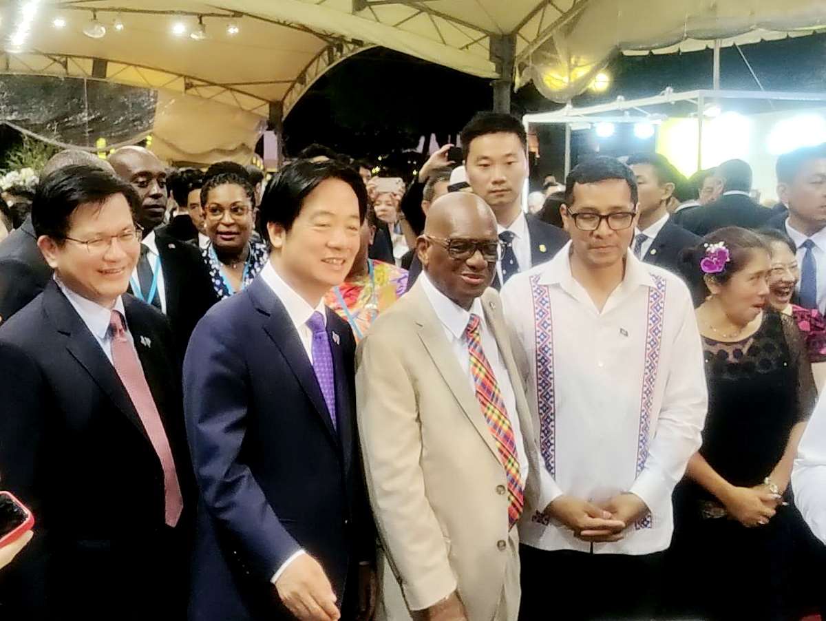 雙十國慶酒會10日晚間在台北賓館舉行，賴清德總統(左二)在外長林佳龍(左一)陪同下與貴賓參觀攤位，還特別為聖露西亞總督查爾斯(左三)挑選冰淇淋 (央廣記者王照坤 攝)