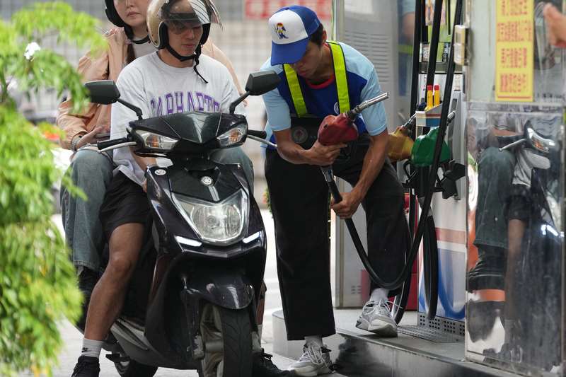 6日起中油柴油調降2角，汽油價格不變。 (檔案照)