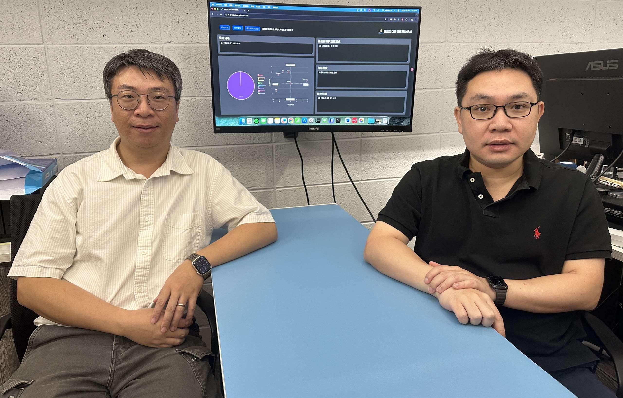 「智慧型口語表達輔助系統」由台科大數位學習與教育研究所助理教授曾厚強(右)與資訊工程系副教授陳冠宇(左)合作研發。(台科大提供)