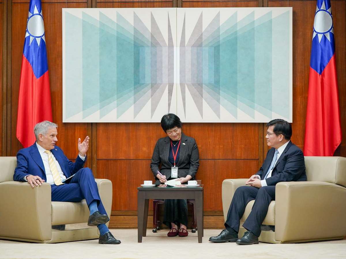 外交部長林佳龍(右)接見新任德國在台協會處長狄嘉信(Karsten Tietz，左)，希望台德攜手捍衛國際法與區域穩定 (圖取自林佳龍臉書)
