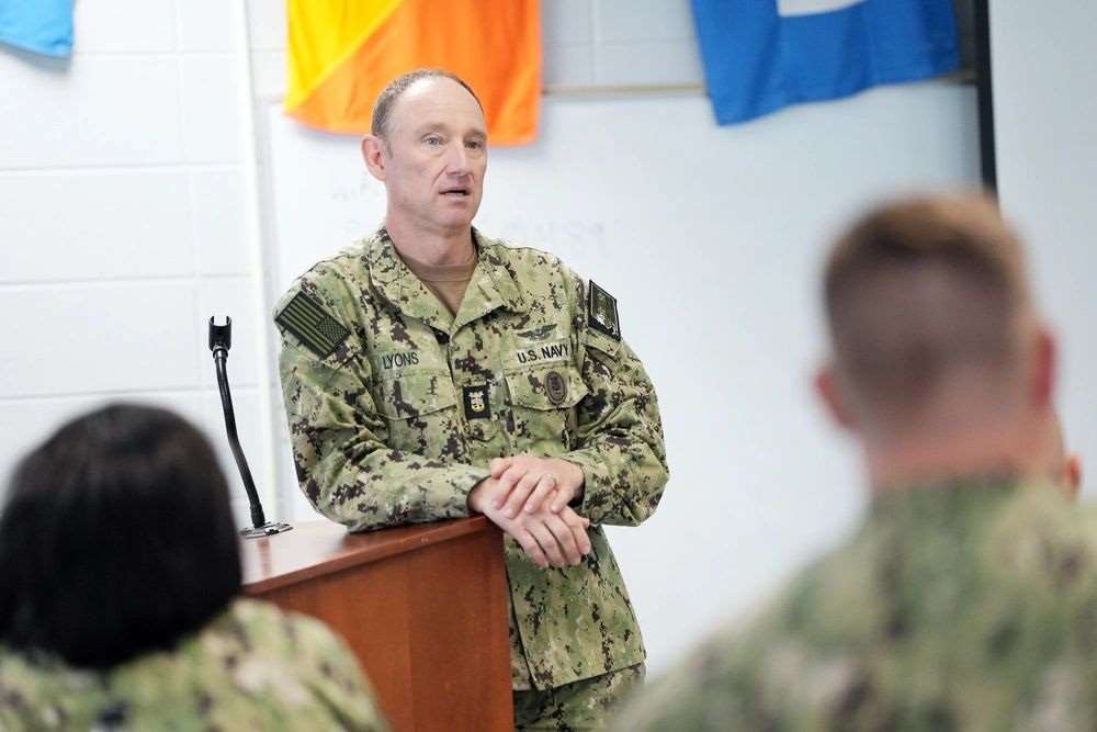 美國海軍後備司令部總士官長萊恩斯（Robert W. Lyons）。(U.S. Navy photo by Cmdr. Jeffrey S. Gray/Released)