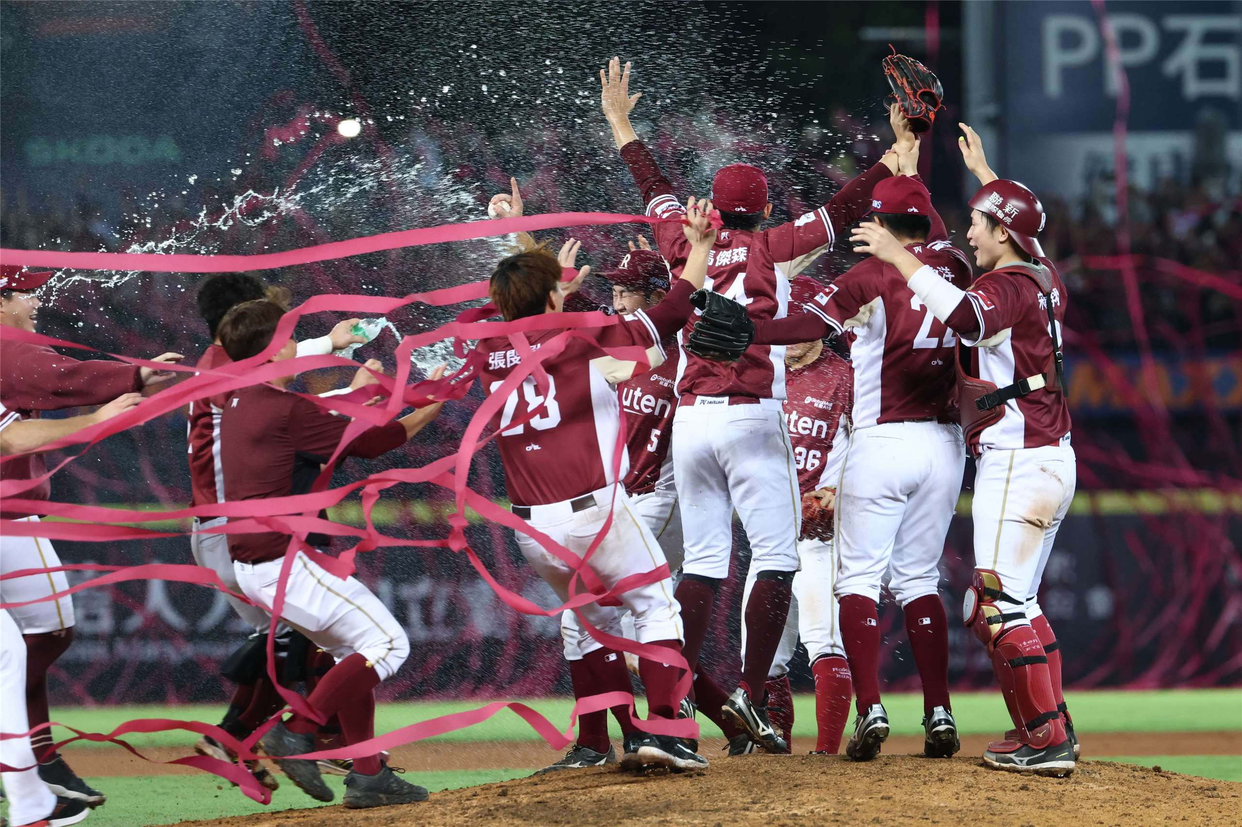 樂天桃猿在台灣大賽G5關鍵一役，以9:7擊敗中信兄弟，拿下中華職棒36年總冠軍，也是隊史首冠。(樂天桃猿提供)