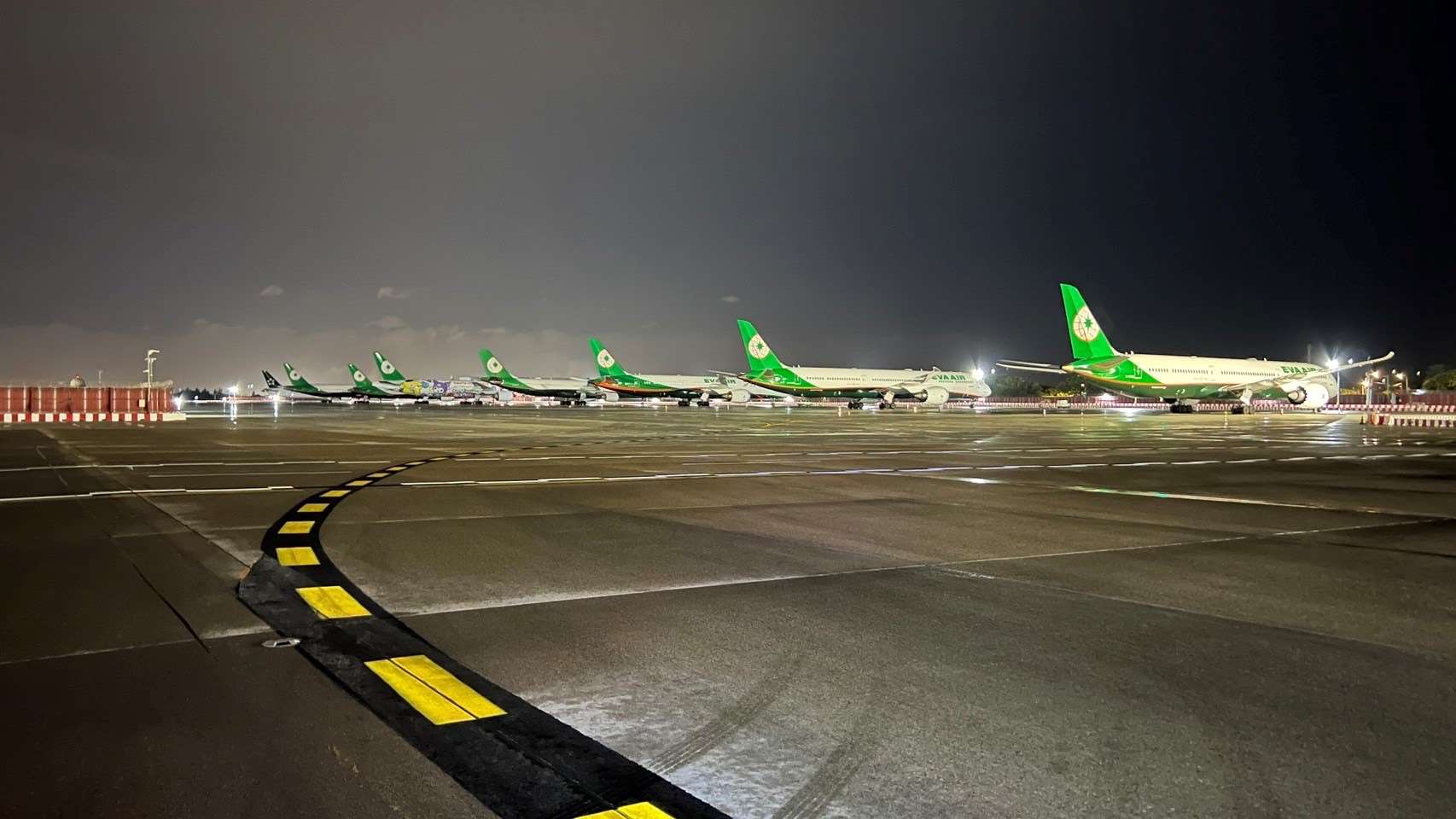 桃園機場臨時過夜機坪明年春節前全數啟用，增設16個停機位提升調度量能。(桃機公司提供)