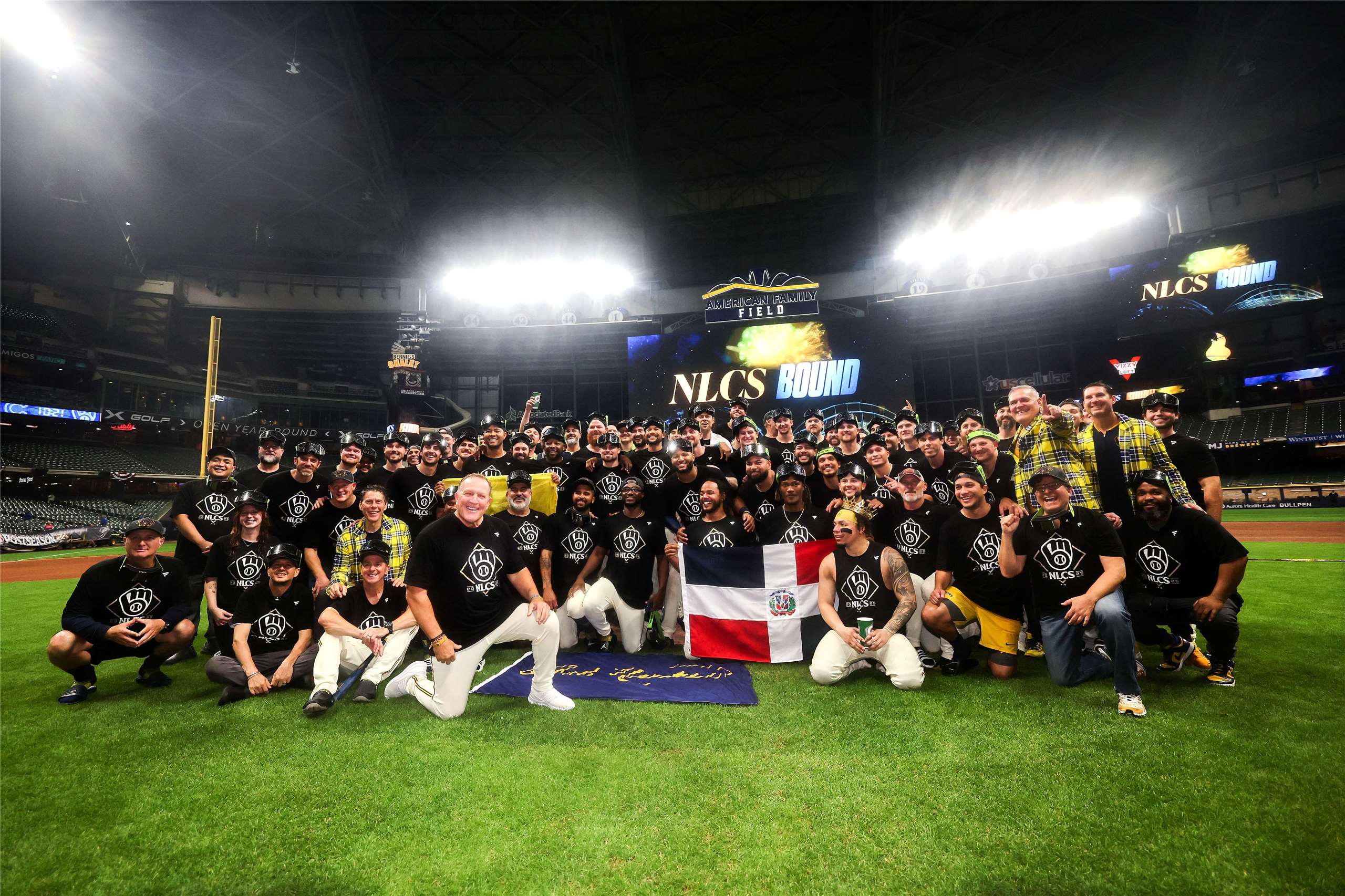 釀酒人3發陽春砲力擒小熊，國聯冠軍賽將戰道奇。圖為密爾瓦基釀酒人賽後合照。