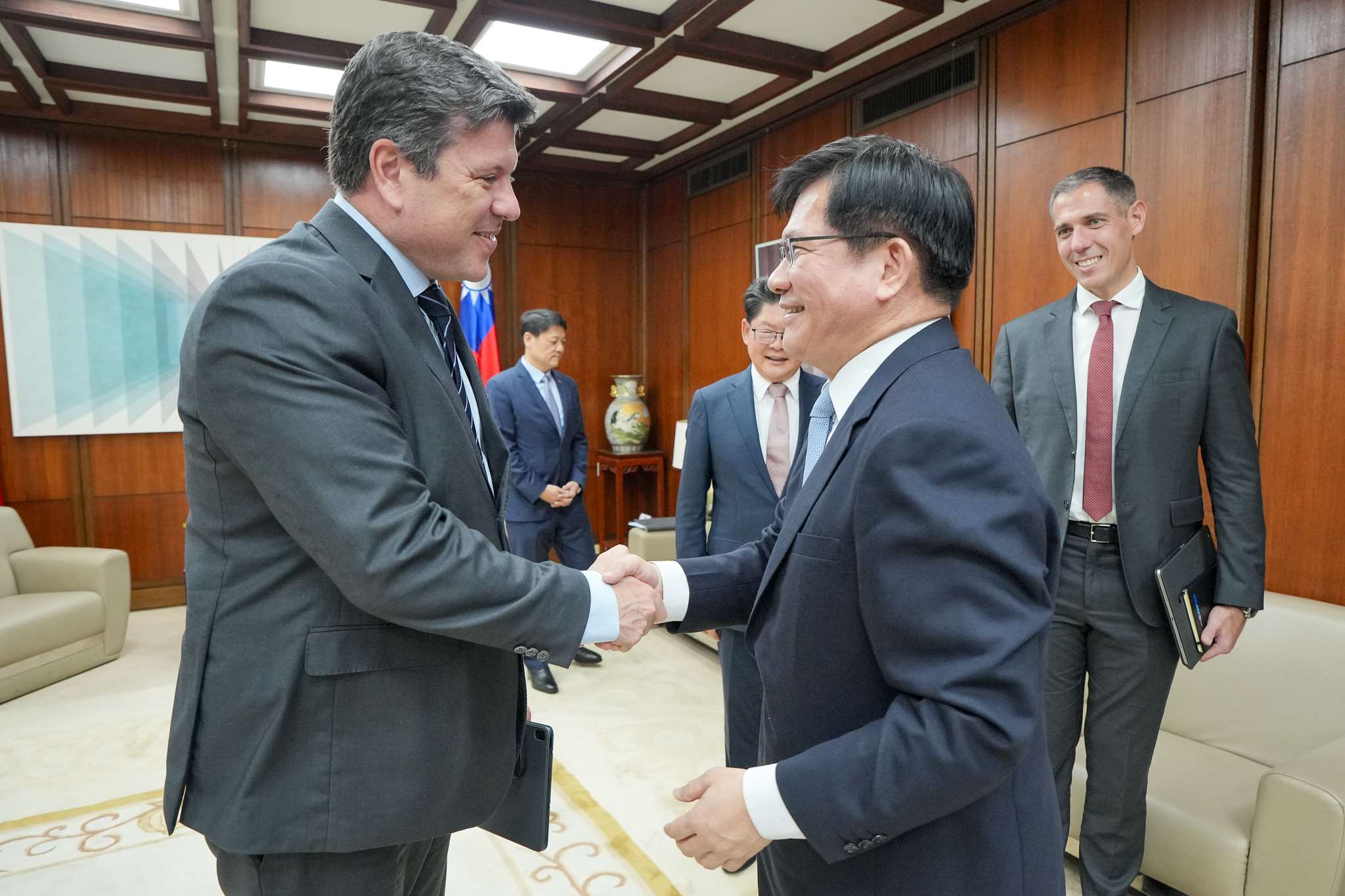 巴拉圭工商部長西梅內斯(Javier Giménez)率團訪台，外交部長林佳龍14日表示，台巴推動智慧科技園區、電動巴士以及智慧醫療等合作計畫，期盼能共同拓展南方市場，持續讓台灣經驗在巴拉圭實現。 (圖：FB@林佳龍)