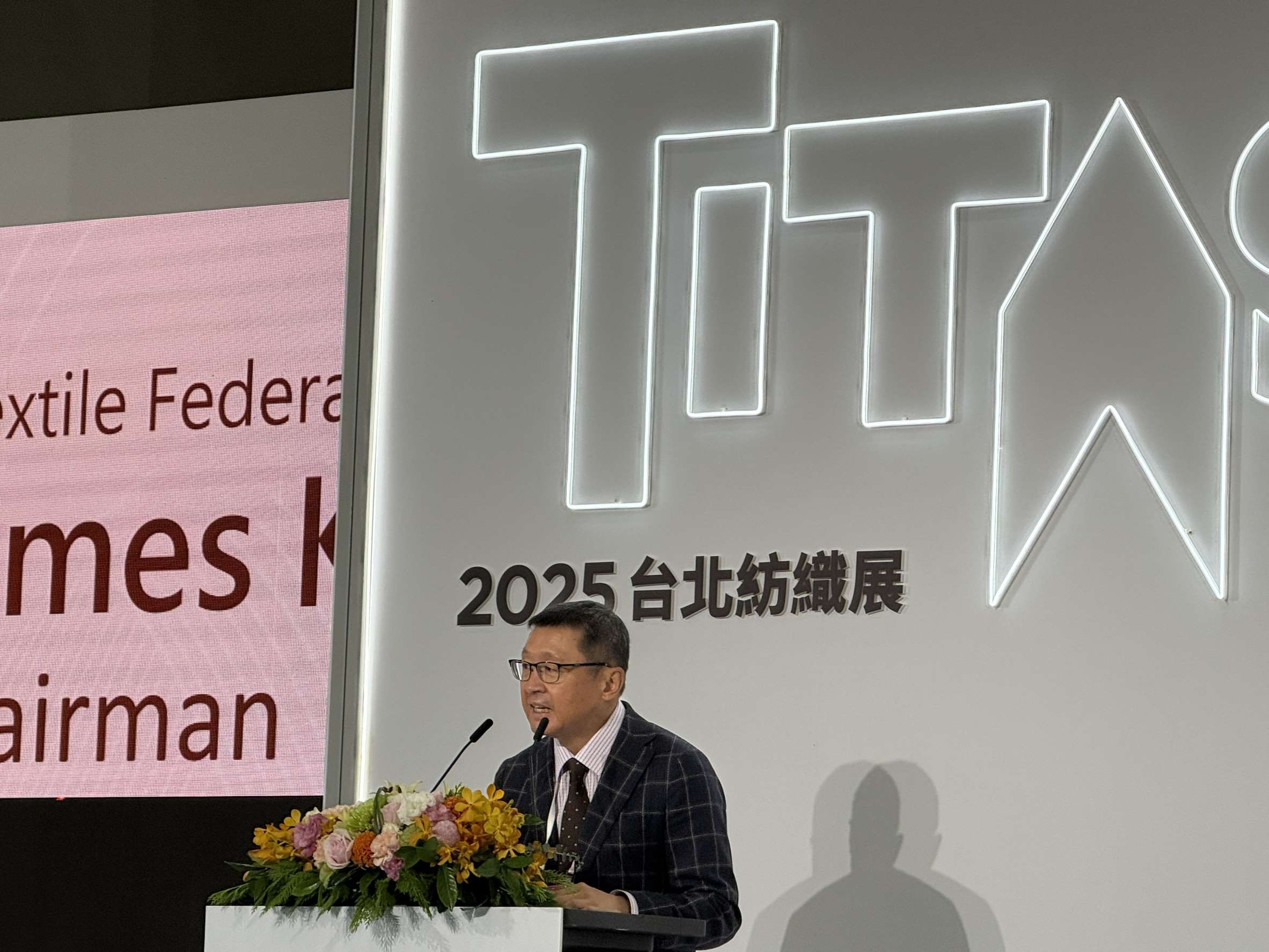 紡拓會董事長郭紹儀表示，面對美國關稅、新台幣升值等諸多挑戰，呼籲政府多給紡織業關愛。(謝佳興 攝)