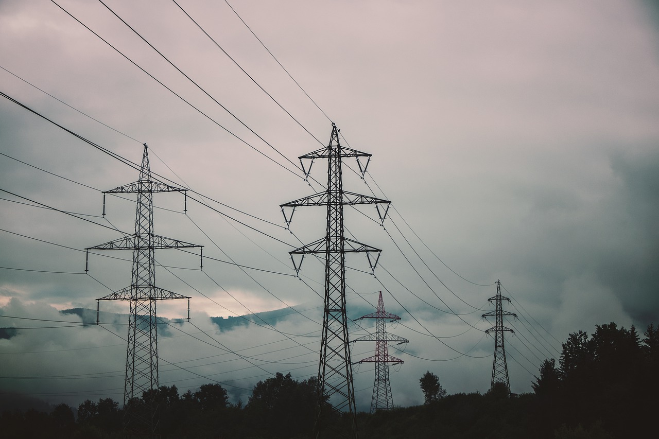 NCC表示，考量變電所優勢，初步規劃雲嘉南4處建防救災基地台。圖為高壓電電塔。示意圖。(Pixabay圖庫)