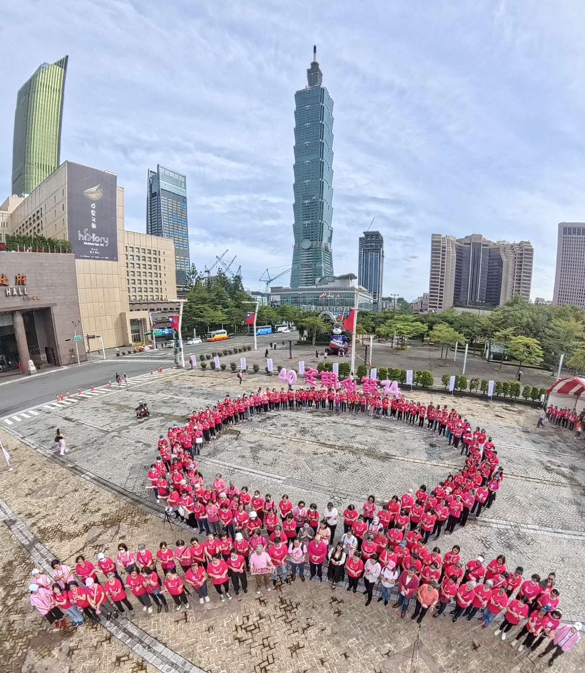 中華民國乳癌病友協會集結400位來自全台的病友及其家人排出大型粉紅絲帶圖騰。(TBCA提供)
