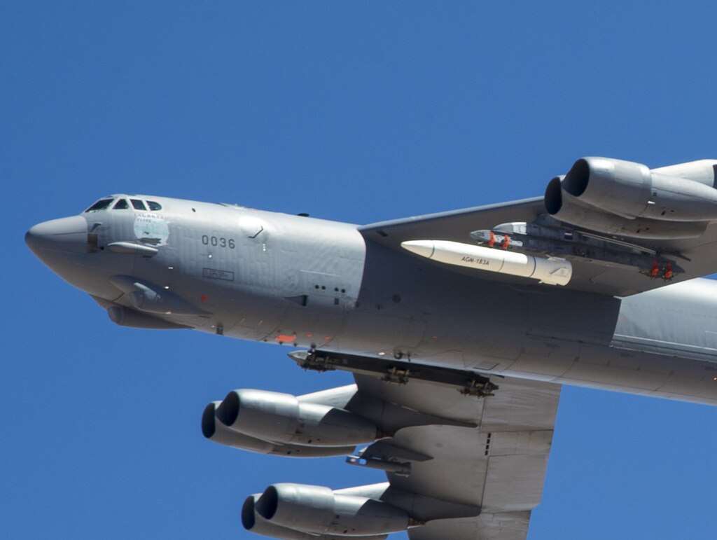 圖為B-52轟炸機攜帶空射快速反應武器(ARRW)。(圖：維基百科)