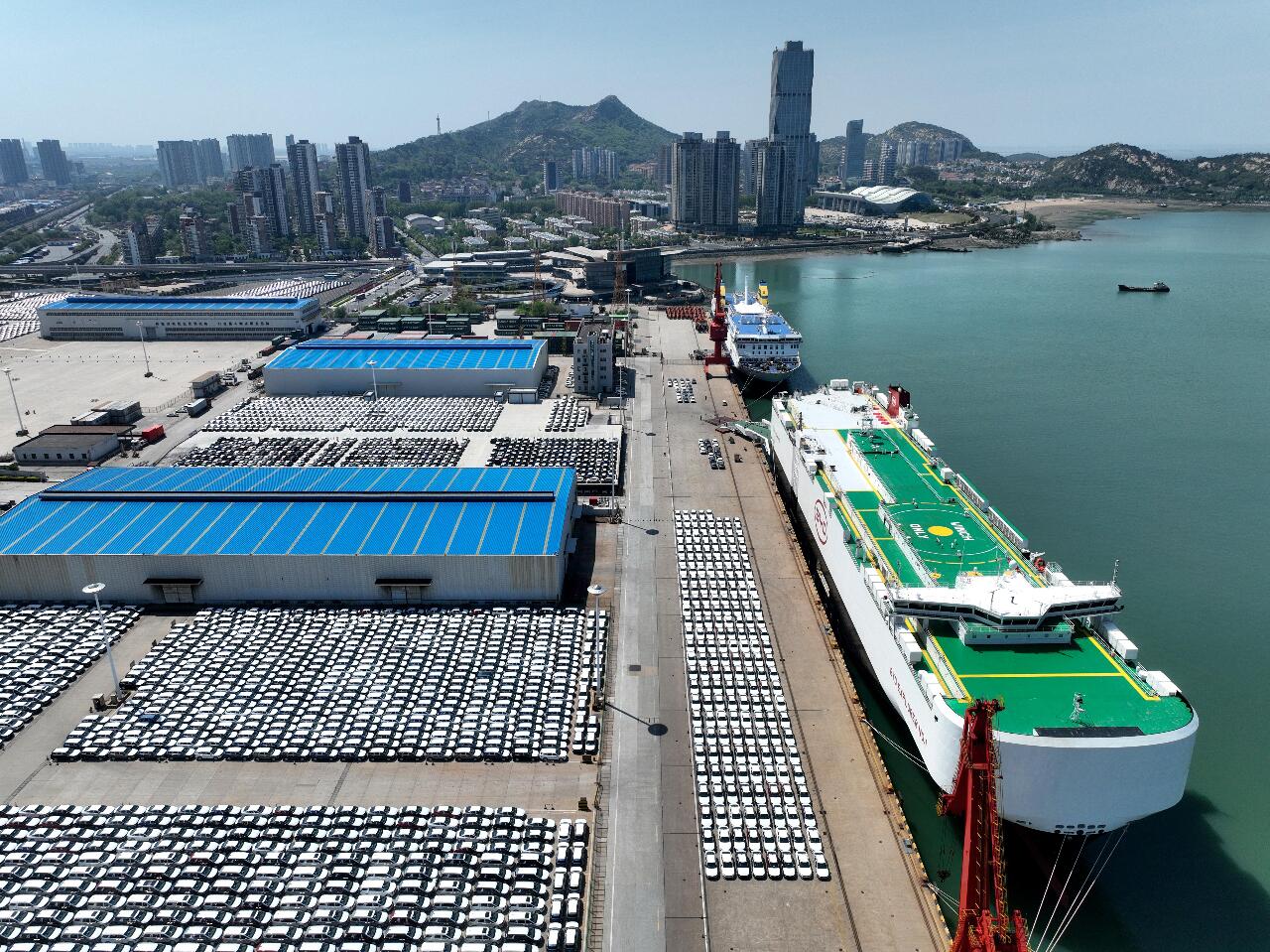 中國新能源汽車龍頭比亞迪(BYD)在連雲港等待裝船出口的電動車。(資料照/AFP)
