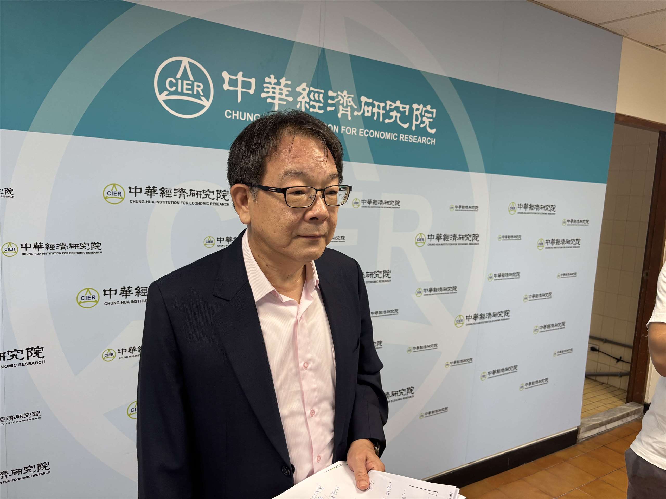 9月台灣製造業採購經理人指數(PMI)已連續4個月緊縮，中經院副院長陳信宏分析，與AI有關的相對表現比較好，但美國對等關稅不確定性仍衝擊傳統產業。(楊文君 攝)