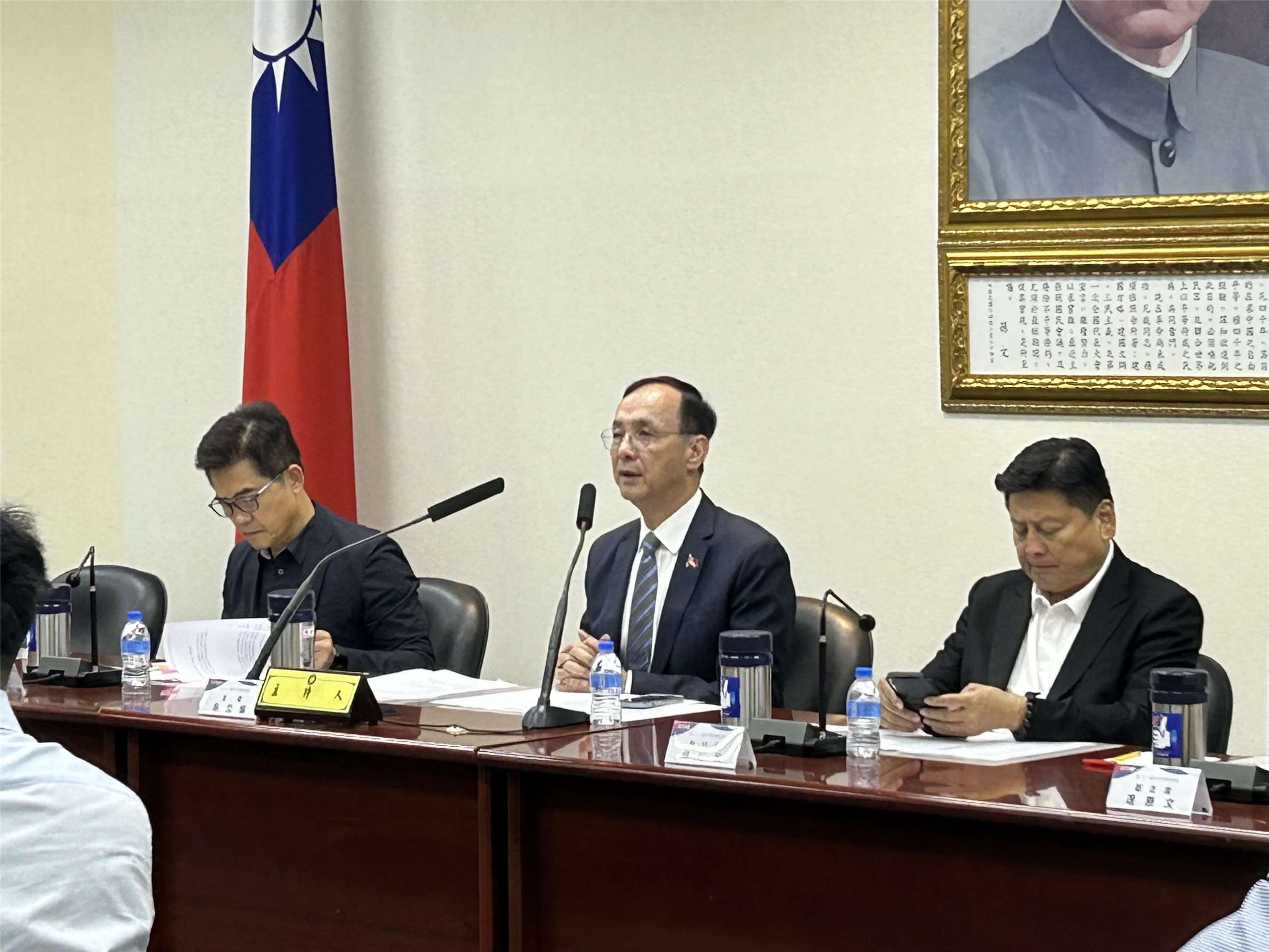 國民黨主席朱立倫22日出席「立法院第11屆第4會期黨團幹部佈達授證典禮」致詞時，宣布將於月底率黨務主管總辭。(趙婉淳 攝)