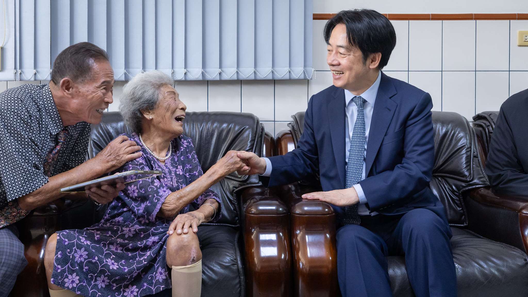 賴清德總統訪視百歲人瑞-洪李英嬌女士。(總統府提供)