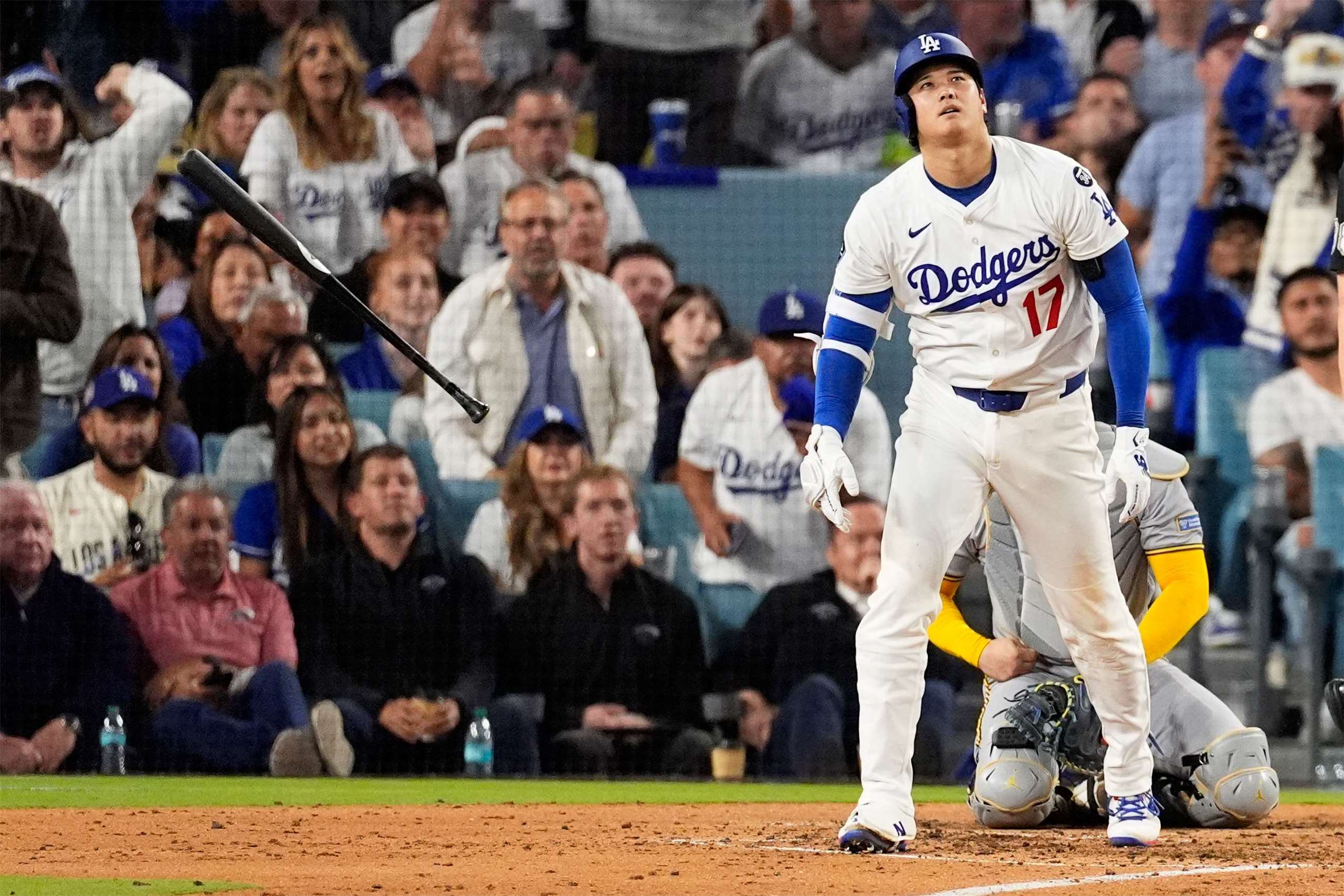 美國職棒洛杉磯道奇二刀流名將大谷翔平，17日展現攻防兩端恐怖宰制力，打擊繳出3支全壘打、主投6局10K無失分，率隊橫掃對手晉級今年世界大賽。(美聯社/達志影像)