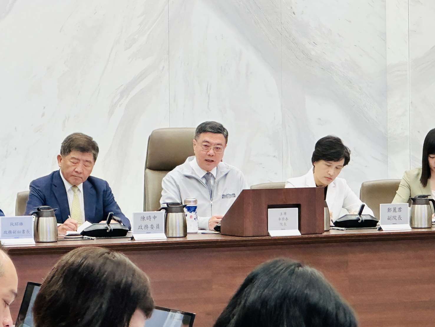台中一處養豬場爆發疑似非洲豬瘟陽性反應。行政院長卓榮泰(中)裁示，全面加強邊境防線，包裹與旅客行李維持100%的X光檢查，並提升人工查驗量能及海巡走私查緝。(鄭佑漢 攝)
