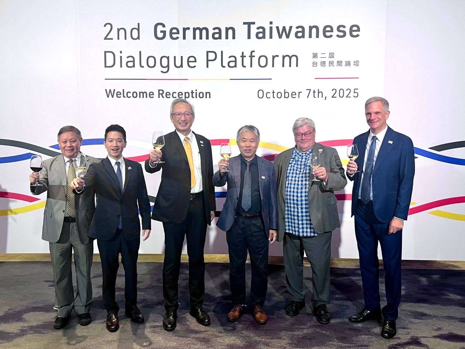外交部政務次長吳志中（左三）、德國在台協會代表狄嘉信（Karsten Tietz，右一）及「台德民間論壇」雙方共同主席合影。 (圖：外交部)