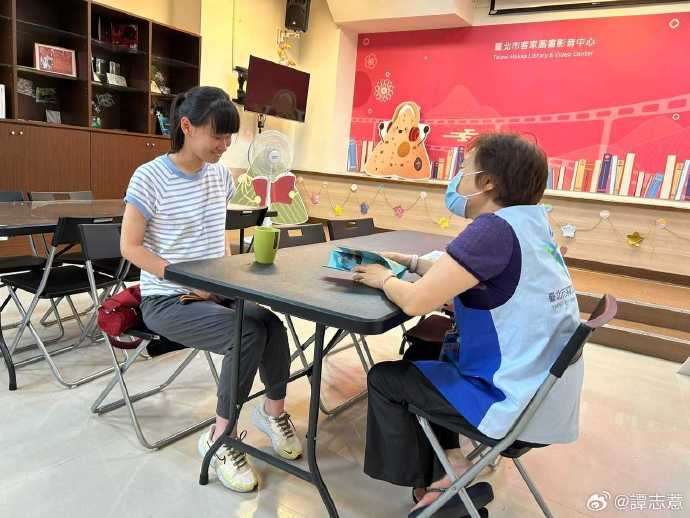 聽友許家敏參與圖書影音中心的客語小教室的活動的照片