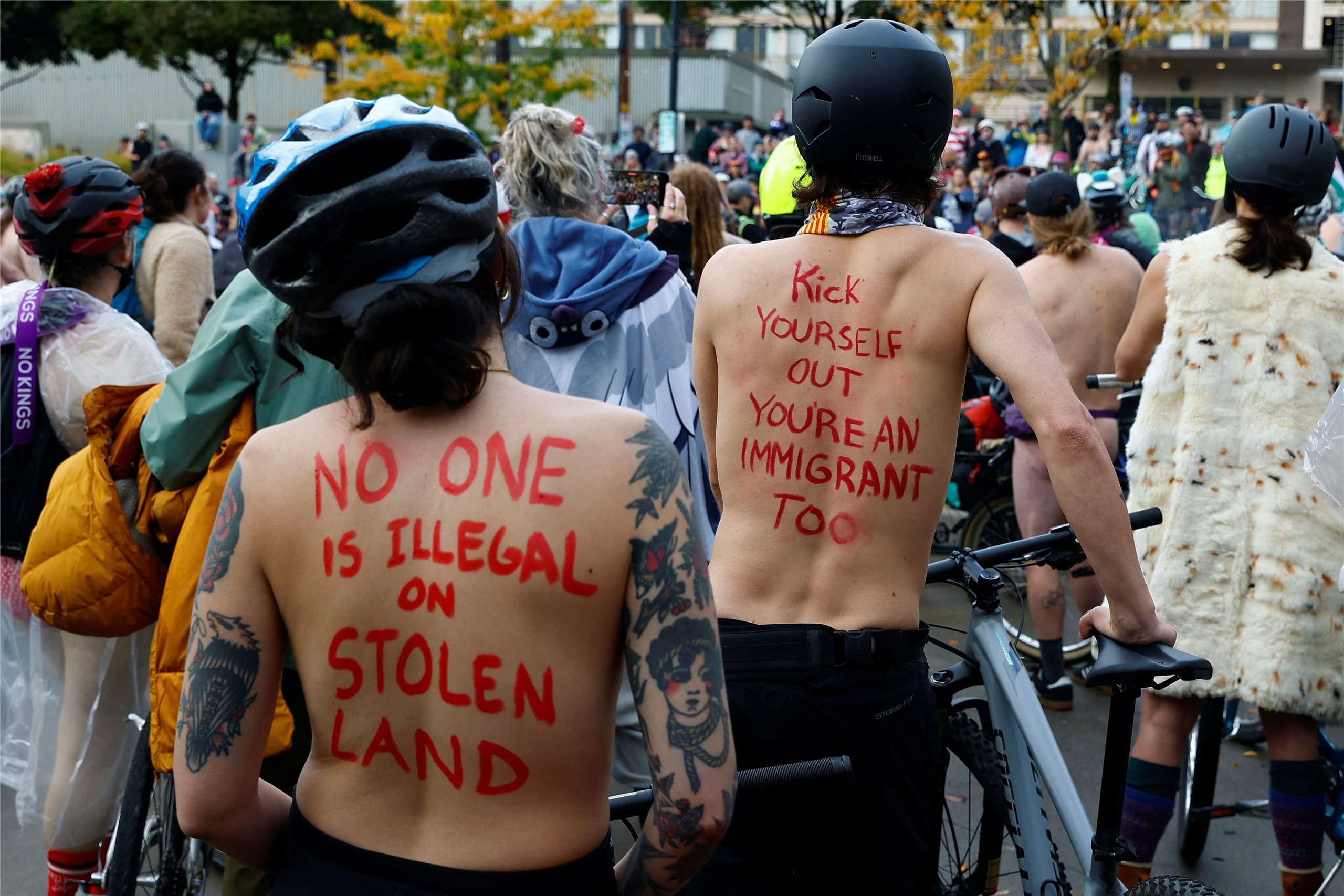 抗議川普總統企圖派國民兵進駐， 好幾百名波特蘭民眾12日裸體騎單車遊行示威。