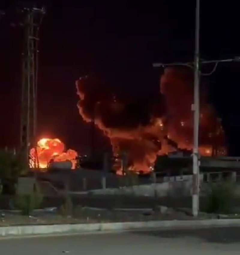 在黎明破曉前，以色列對黎巴嫩姆薩伊勒村發動空襲，擊中一個重型機械銷售據點，摧毀了大量車輛。(X@EliAfriatISR)