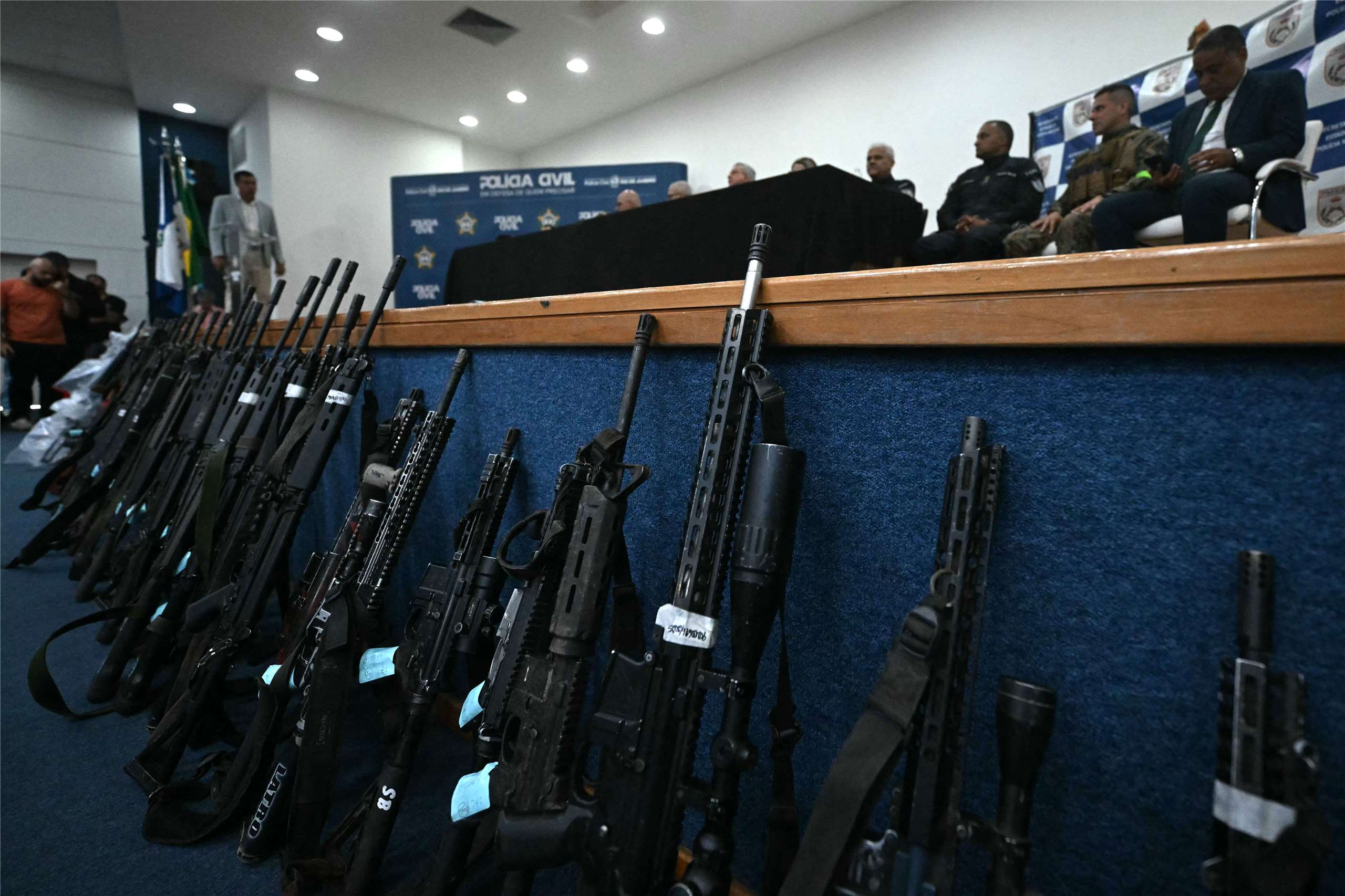 巴西里約警方展開圍剿毒梟集團行動，警方在記者會上展示查扣的突擊步槍。