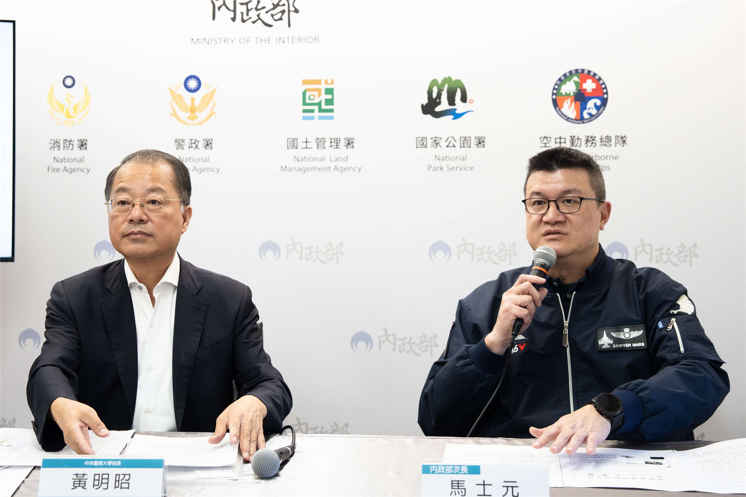 為應對極端氣候所帶來的天災，內政部規劃中央警察大學成立「災害防救學院」。警大校長黃明昭(左)，與內政部次長馬士元(右)2日下午說明相關設立規劃。(楊仁翔 攝)