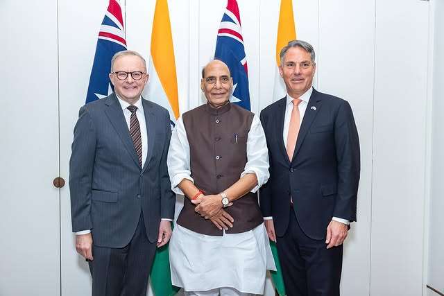 印度國防部長辛赫(Rajnath Singh，中)是2013年以來首位訪問澳洲的印度防長。(翻攝Instagram@rajnathsinghbjp)