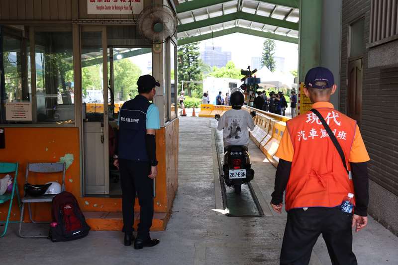 公路局表示，機車考照筆試題庫將在12月底完成修正，將刪除是非題及不合事宜考題，增加危險感知情境題。