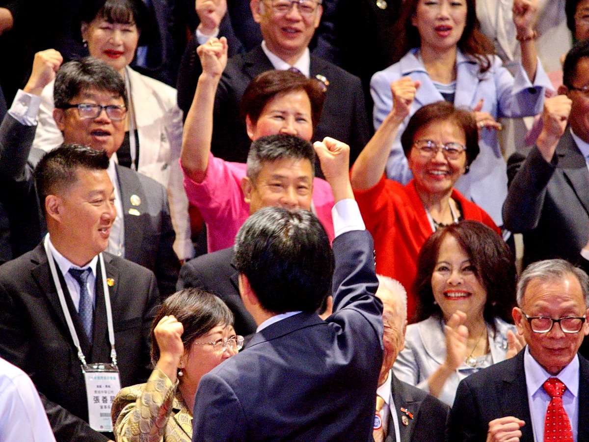 賴清德總統(中，面向人群振臂)20日在與僑務委員合影後一起高呼Team Taiwan，台灣加油口號 (央廣記者王照坤 攝)