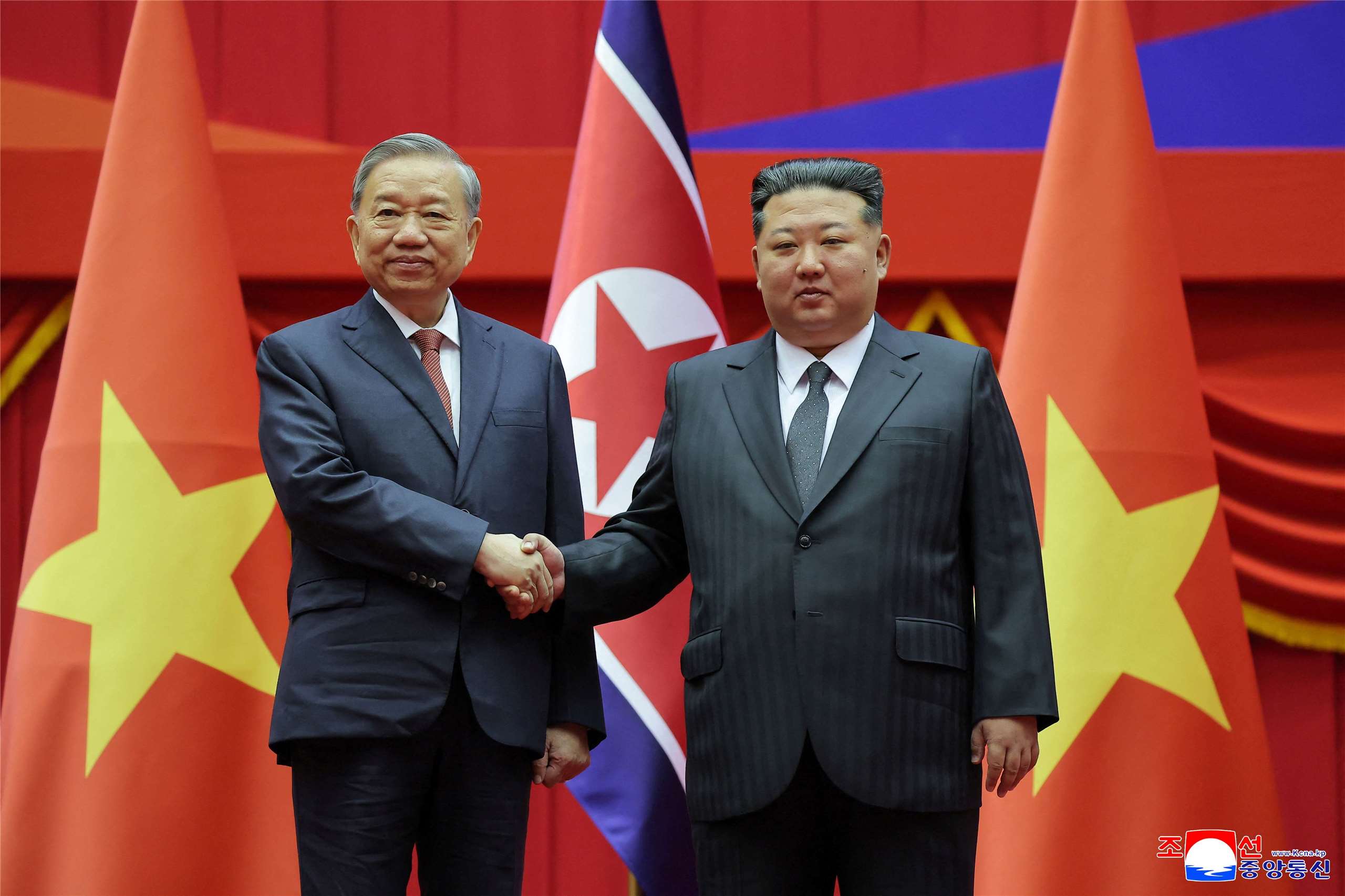 越共總書記蘇林(To Lam)(左)受邀參加北韓勞動黨成立80周年慶祝活動。右為北韓領導人金正恩。(RT/達志影像)